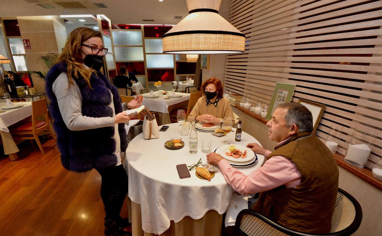 Clientes en un restaurante de Murcia, en una foto de archivo.