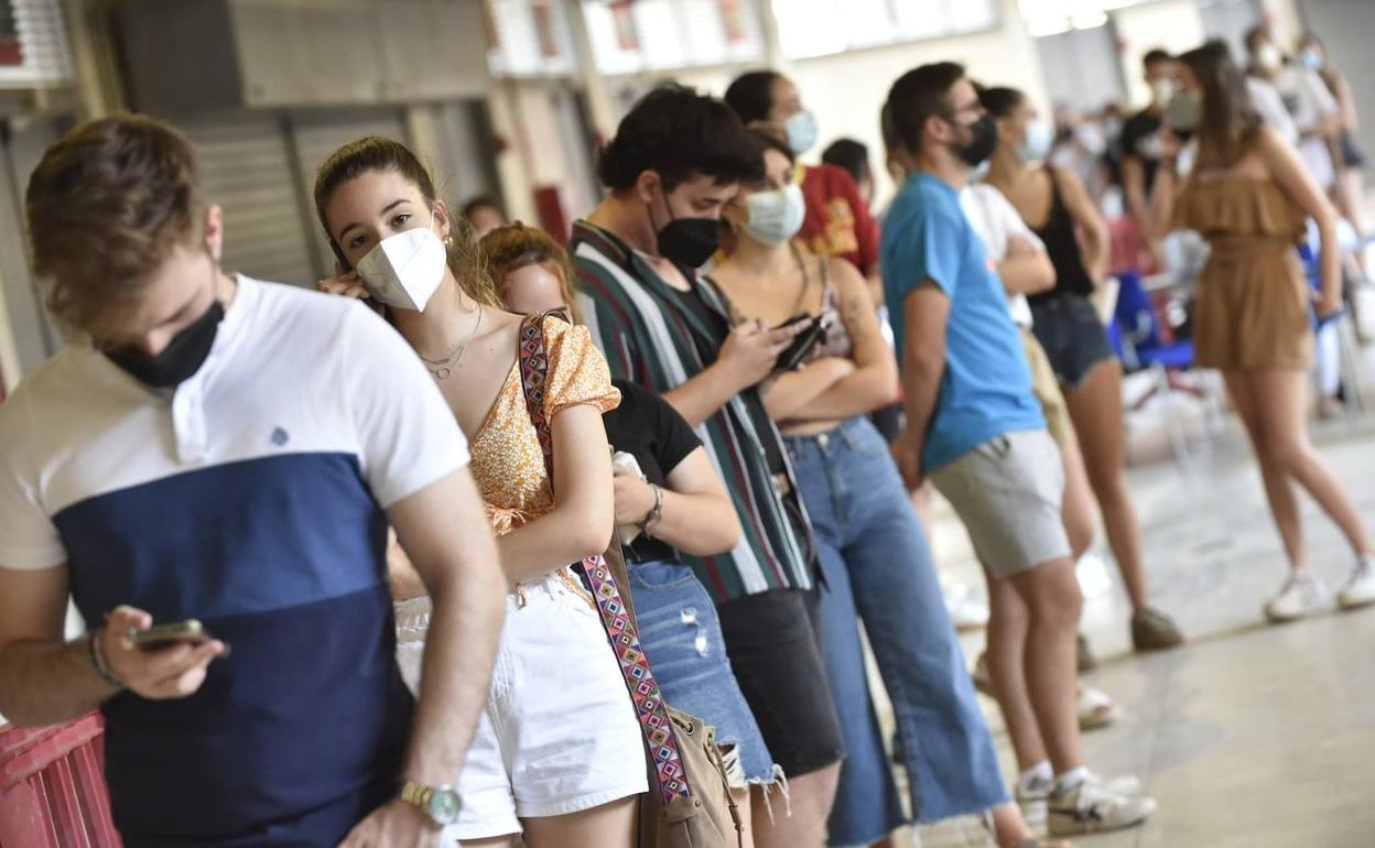 Estudiantes Erasmus haciendo cola para vacunarse. 