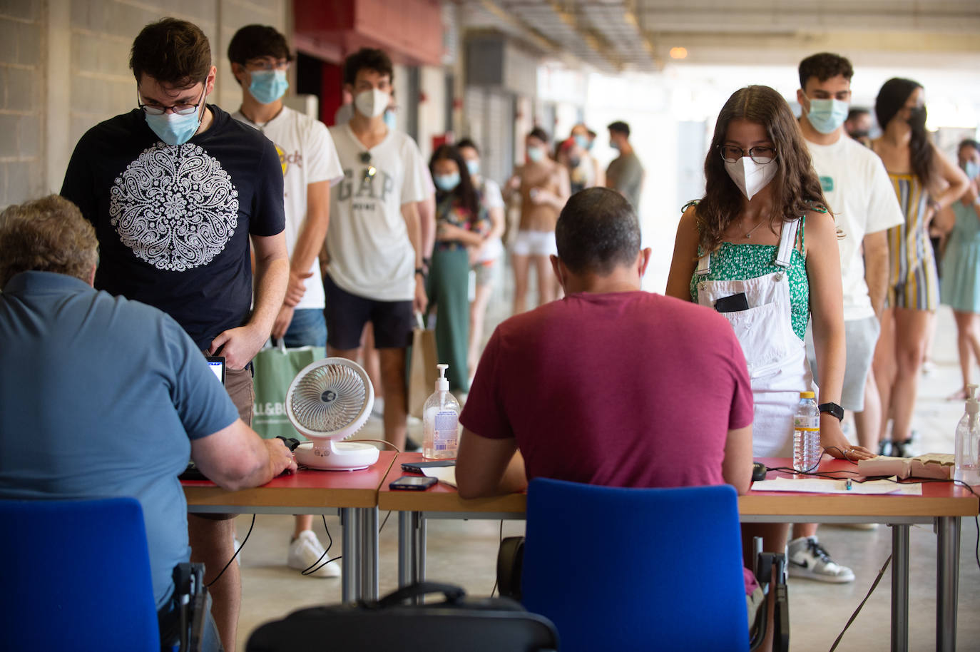 Fotos: Los Erasmus se vacunan este martes en el Enrique Roca