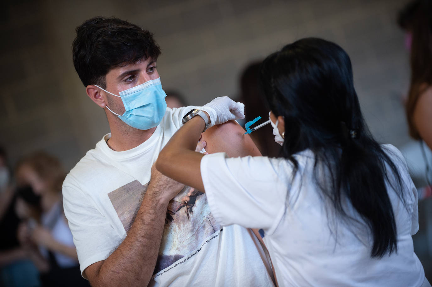 Fotos: Los Erasmus se vacunan este martes en el Enrique Roca