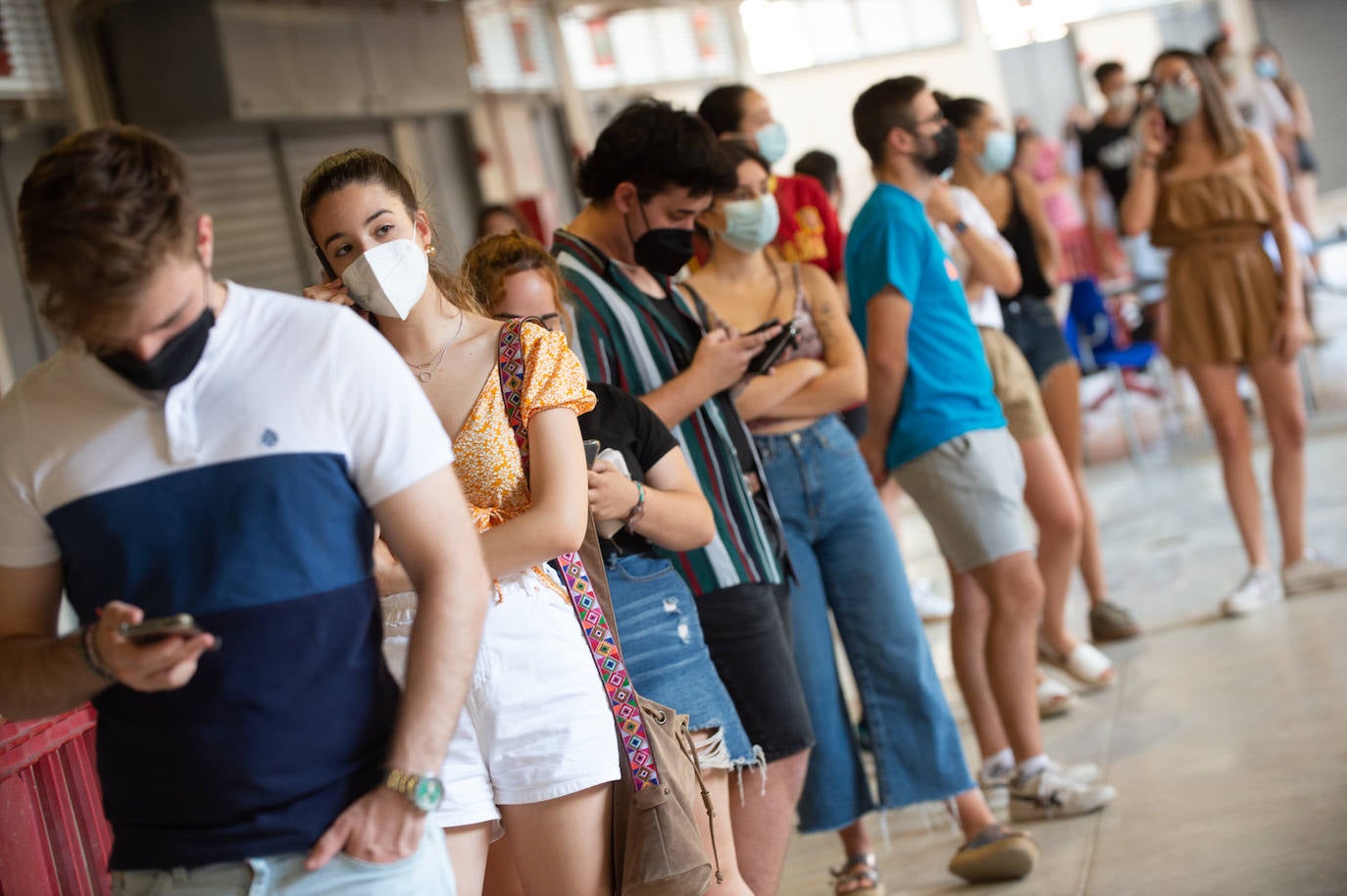 Fotos: Los Erasmus se vacunan este martes en el Enrique Roca