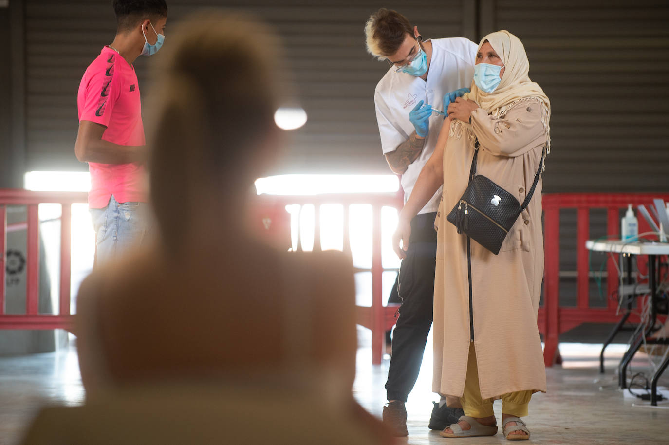 Fotos: Los Erasmus se vacunan este martes en el Enrique Roca