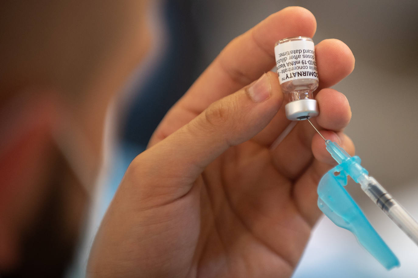 Fotos: Los Erasmus se vacunan este martes en el Enrique Roca