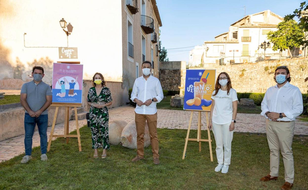 José Fernández, Deportes; Laura Sánchez, Juventud; José Francisco García, alcalde; Ana Belén Martínez, Medio Ambiente; y Juan Manuel de León, Cultura; en los jardines del Museo de la Fiesta 