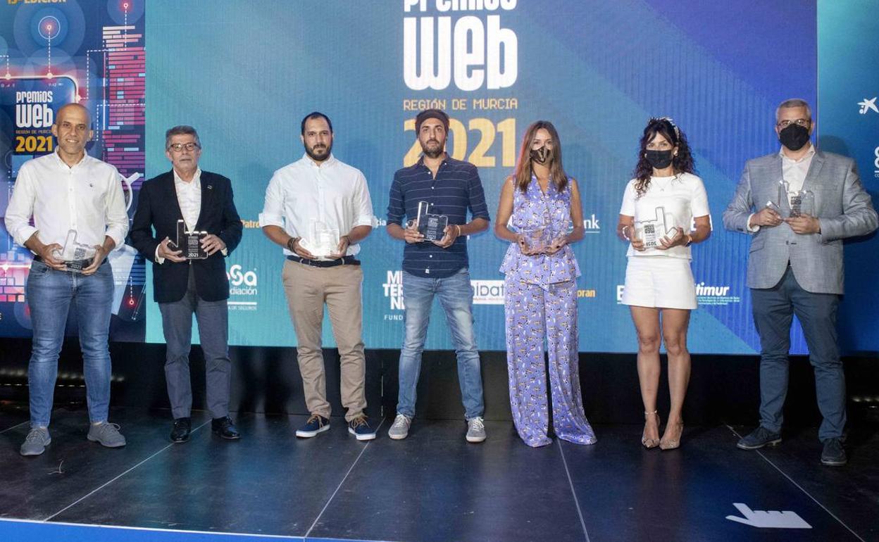 De izquierda a derecha, los premiados: Robert Ortega Sánchez, director de Marketing y Comunicación de Beltá Frajumar; Antonio Saura Saura, presidente del Real Murcia Club de Tenis; Matthias Vera Negruzzi, CEO de Nómadas Comunicación Creativa; Cristóbal Terrer Mota, director y creador de Seriemaniac; Gemma María Pujalte, CEO de Ramil y Pujalte; Ana Belén Bermúdez Cárceles, gerente de Mr. Mint; y Juan Castillo Gallego, presidente de la Asociación de Comerciantes de Alcantarilla. 