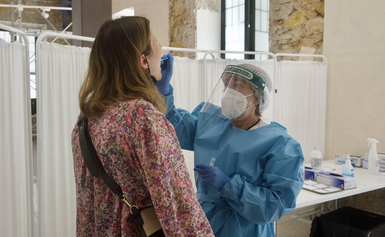 Una sanitaria realiza una PCR en Murcia, en una foto de archivo.