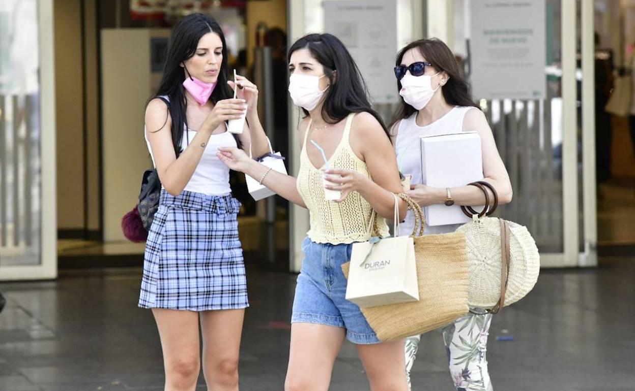 Unas jóvenes toman granizado de limón para refrescarse, este viernes, en Murcia. 