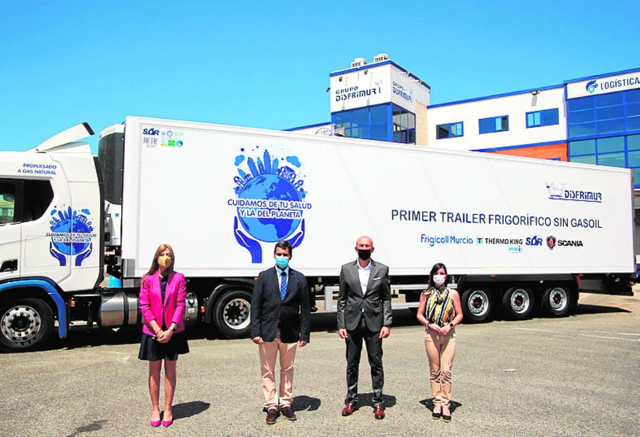 Isabel Sánchez, José Ramón Díez de Revenga,Juan Jesús Sánchez y Carolina Martínez, junto al tráiler frigorífico sin gasoil. 