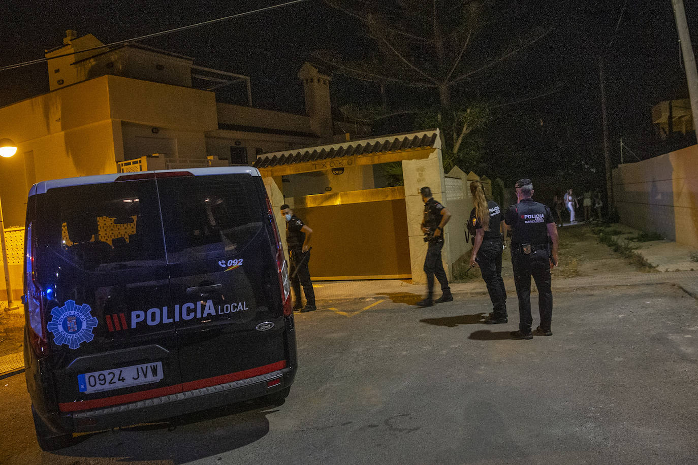Fotos: El control policial no frena el botelleo ni las aglomeraciones en Cabo de Palos