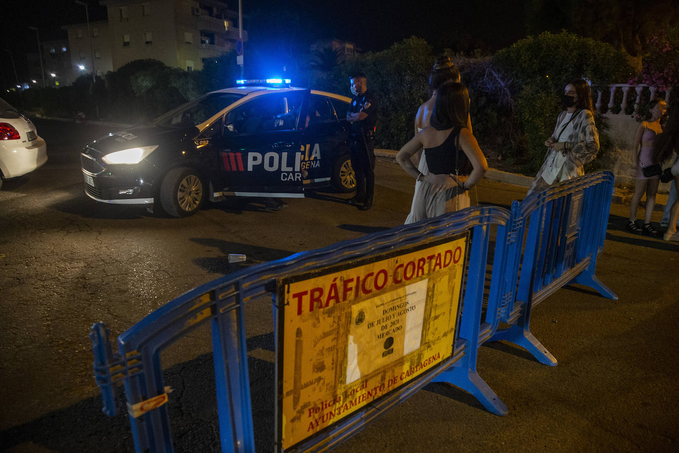 Fotos: El control policial no frena el botelleo ni las aglomeraciones en Cabo de Palos