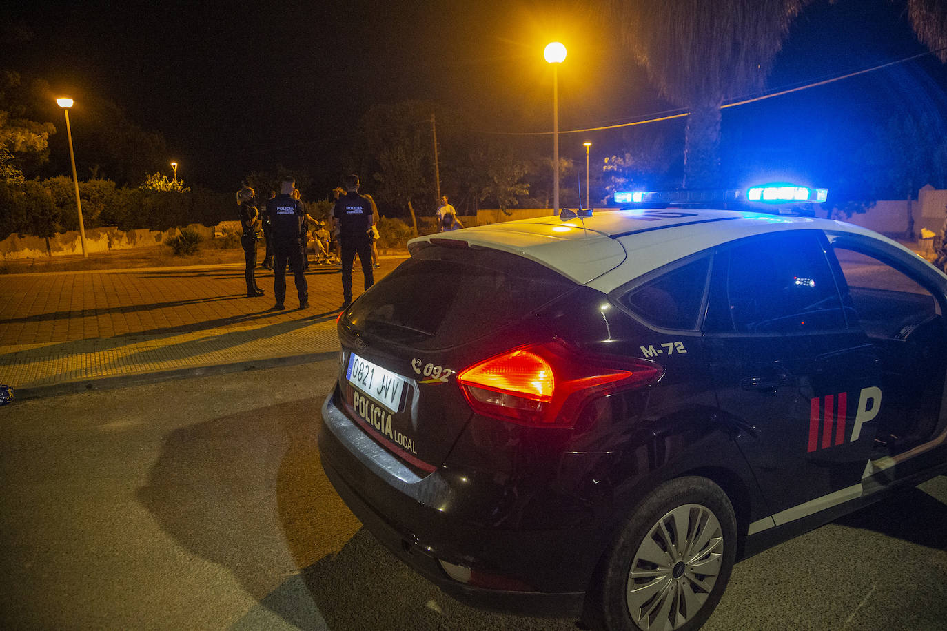 Fotos: El control policial no frena el botelleo ni las aglomeraciones en Cabo de Palos