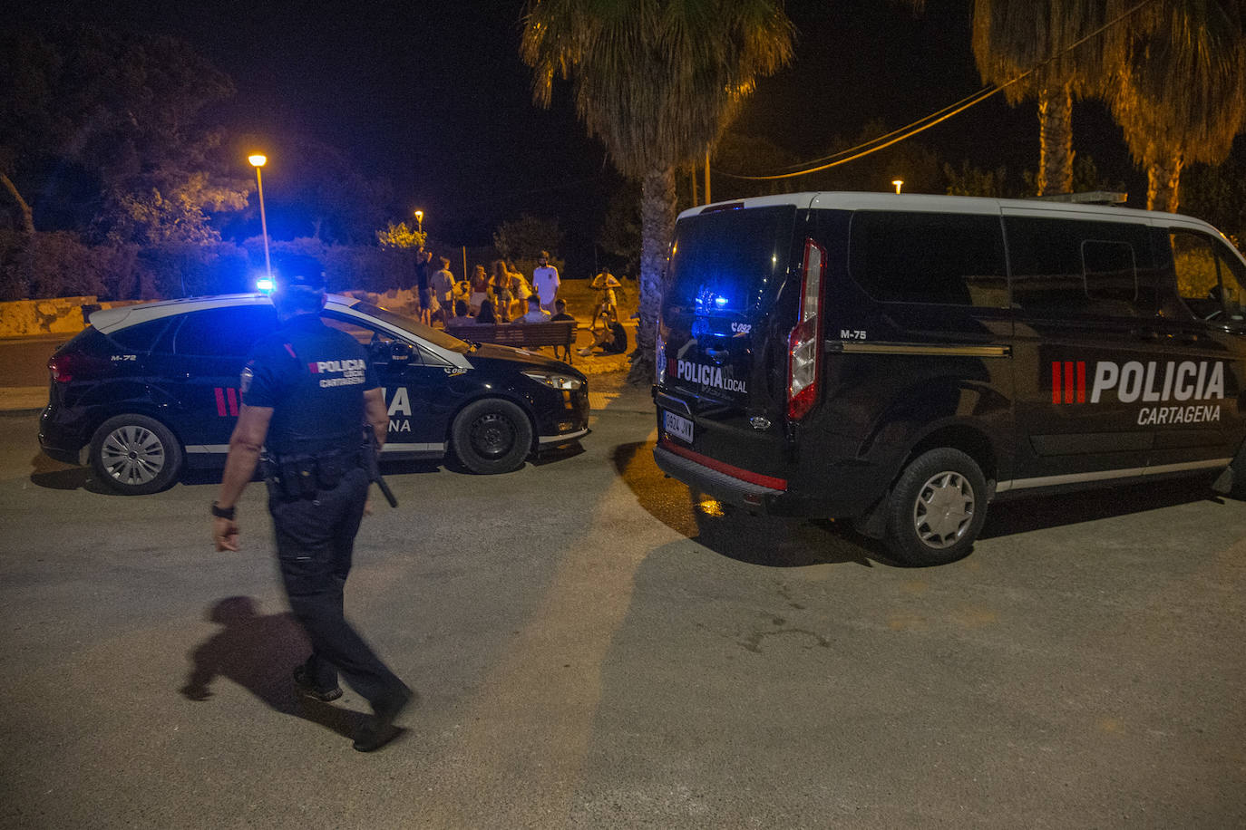Fotos: El control policial no frena el botelleo ni las aglomeraciones en Cabo de Palos