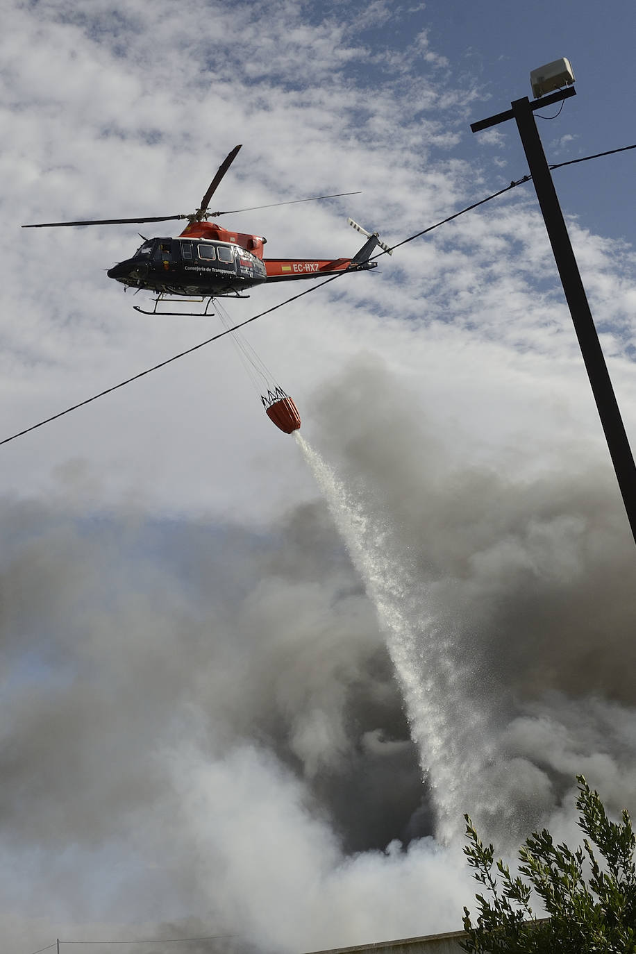 Fotos: Más de 50 coches, afectados por el incendio en un desguace de Molina de Segura