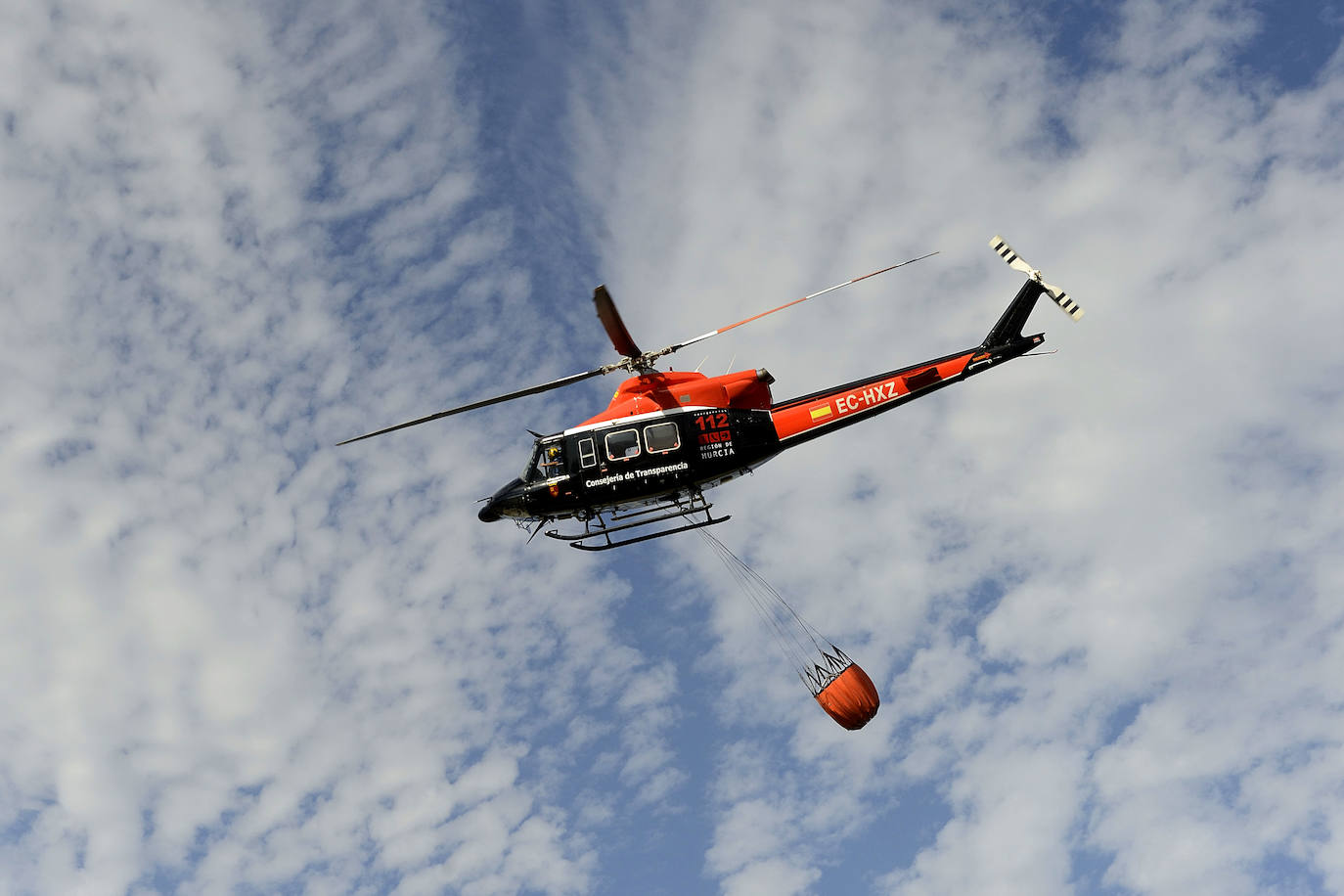 Fotos: Más de 50 coches, afectados por el incendio en un desguace de Molina de Segura