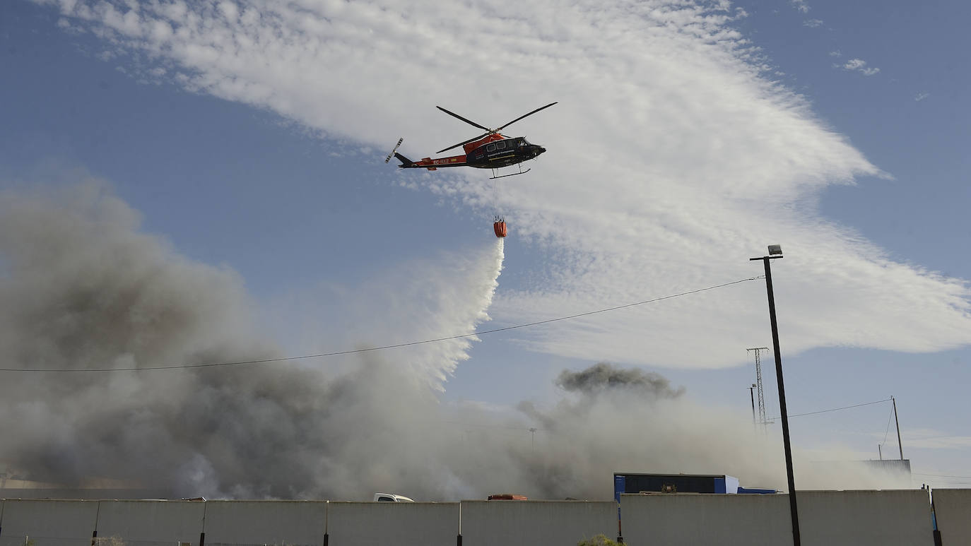 Fotos: Más de 50 coches, afectados por el incendio en un desguace de Molina de Segura