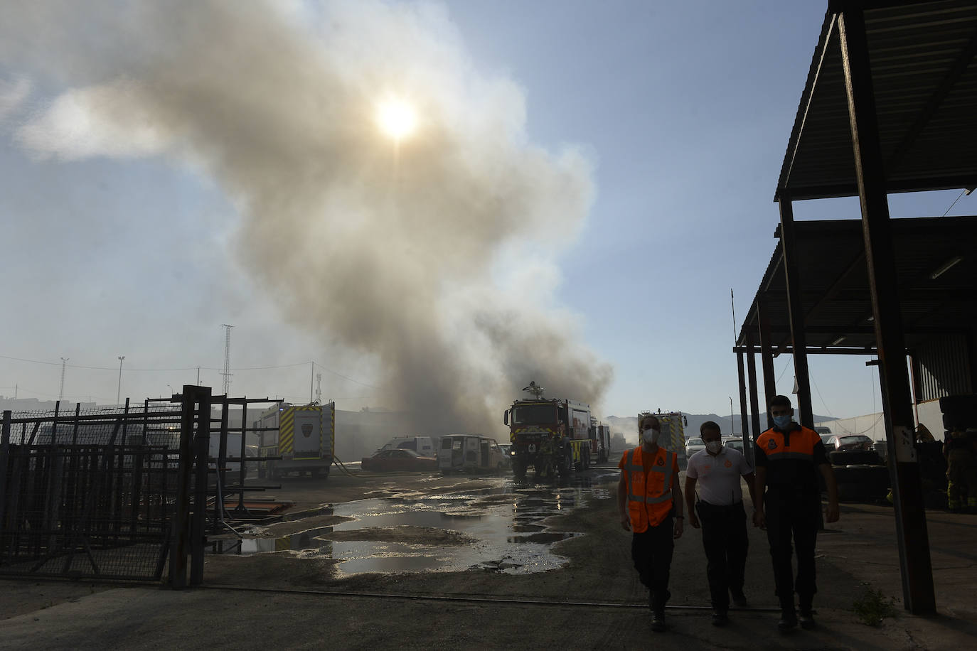 Fotos: Más de 50 coches, afectados por el incendio en un desguace de Molina de Segura