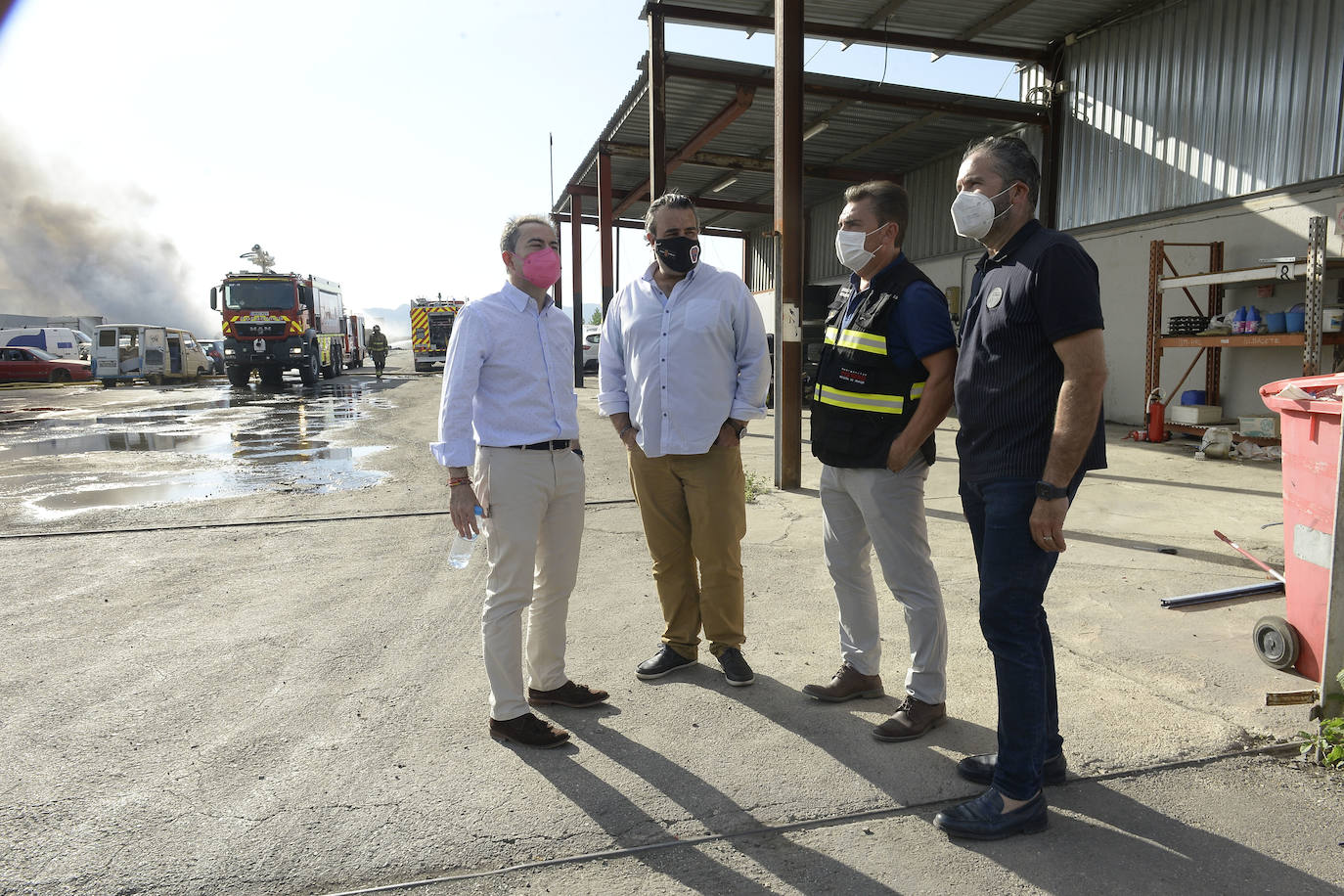 Fotos: Más de 50 coches, afectados por el incendio en un desguace de Molina de Segura