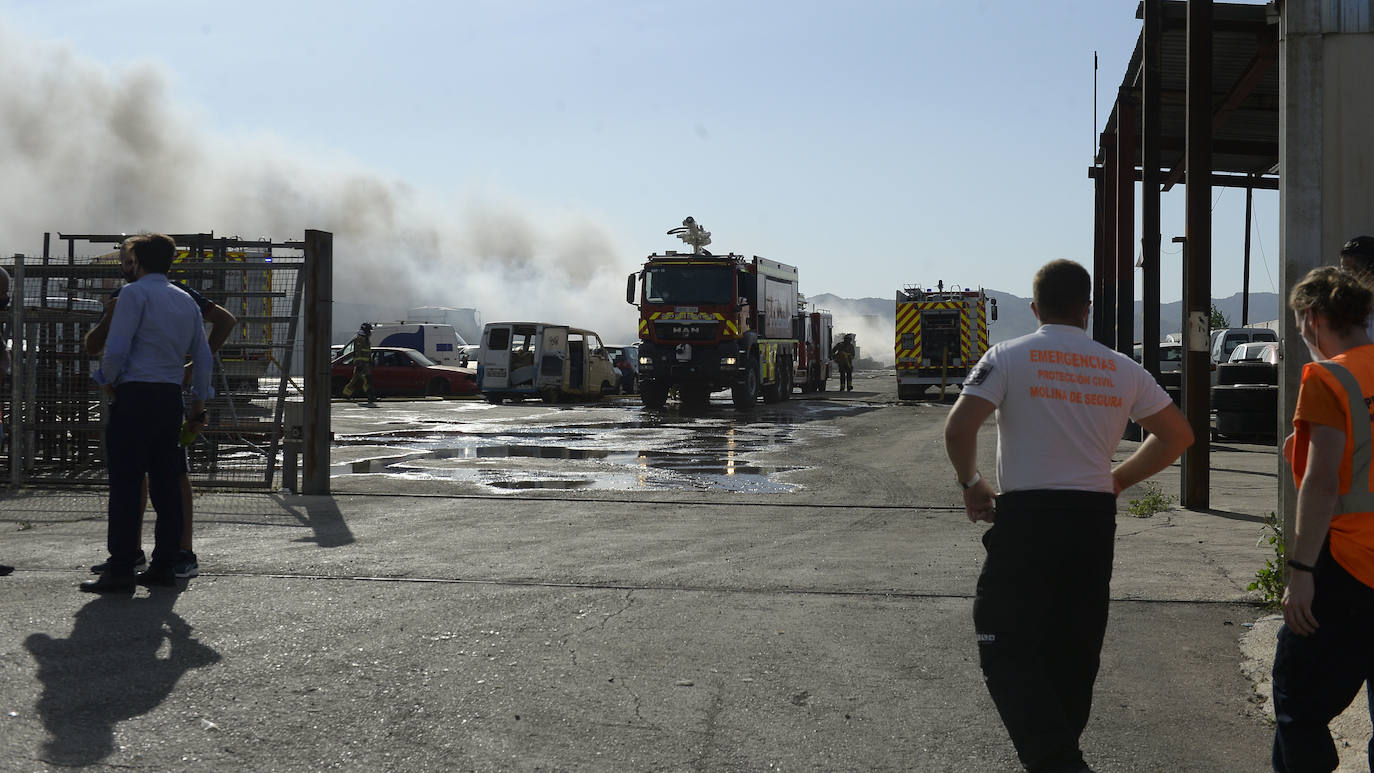 Fotos: Más de 50 coches, afectados por el incendio en un desguace de Molina de Segura