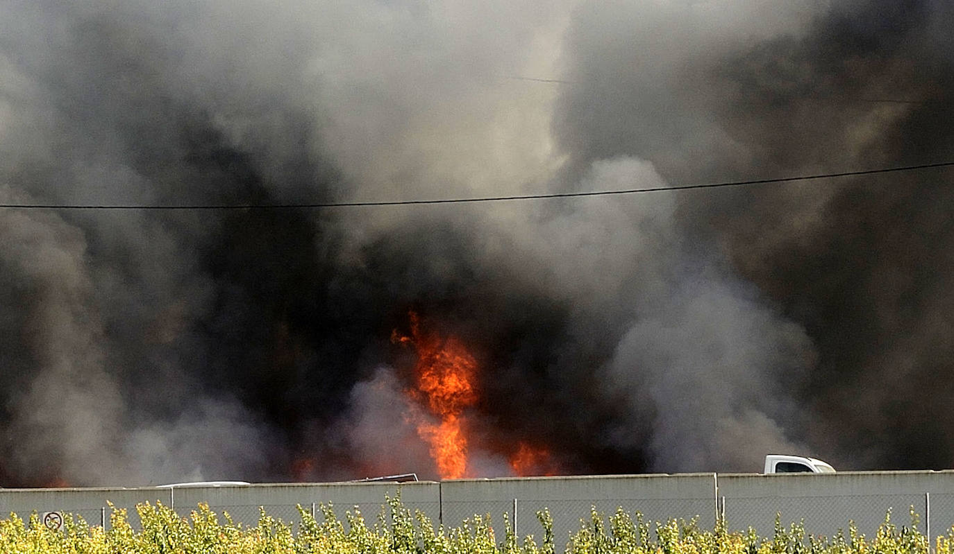 Fotos: Más de 50 coches, afectados por el incendio en un desguace de Molina de Segura