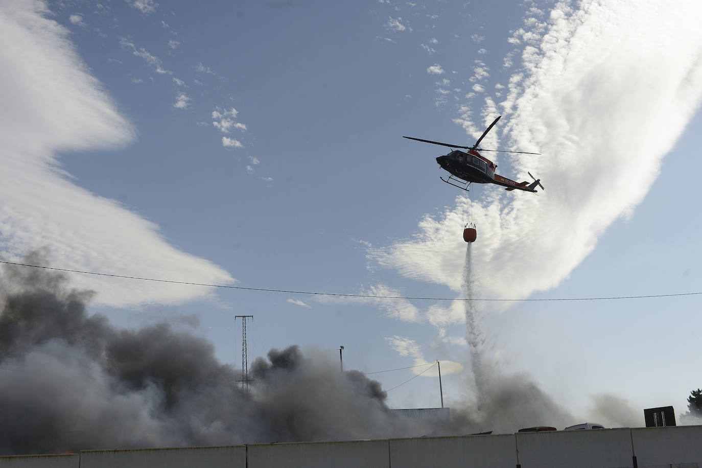 Fotos: Más de 50 coches, afectados por el incendio en un desguace de Molina de Segura
