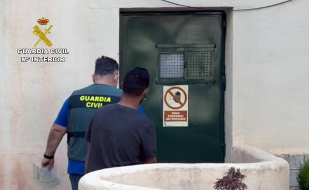 Un guardia civil conduce al arrestado a un calabozo. 