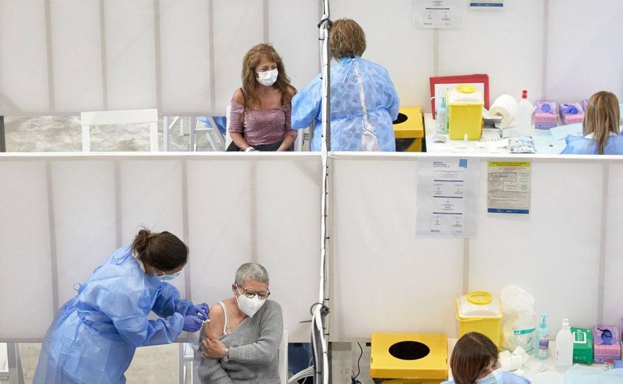 Vacunación en el centro comercial La Rambla de Cartagena. 