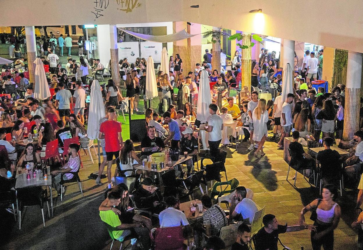 Imagen de la explanada principal del Centro Comercial Las Dunas, en la madrugada del pasado sábado. 