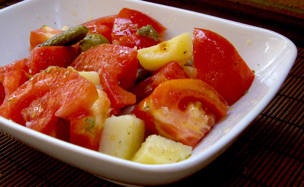 Tomates, patatas y alcaparras