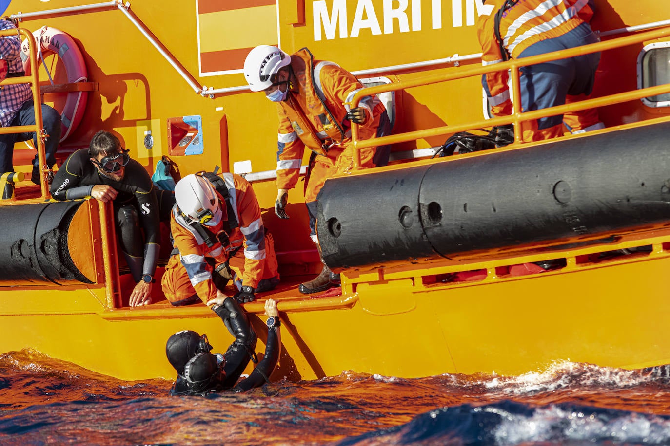 Fotos: Simulacro de un accidente de actividad subacuática en Cabo de Palos coordinado por Salvamento Marítimo