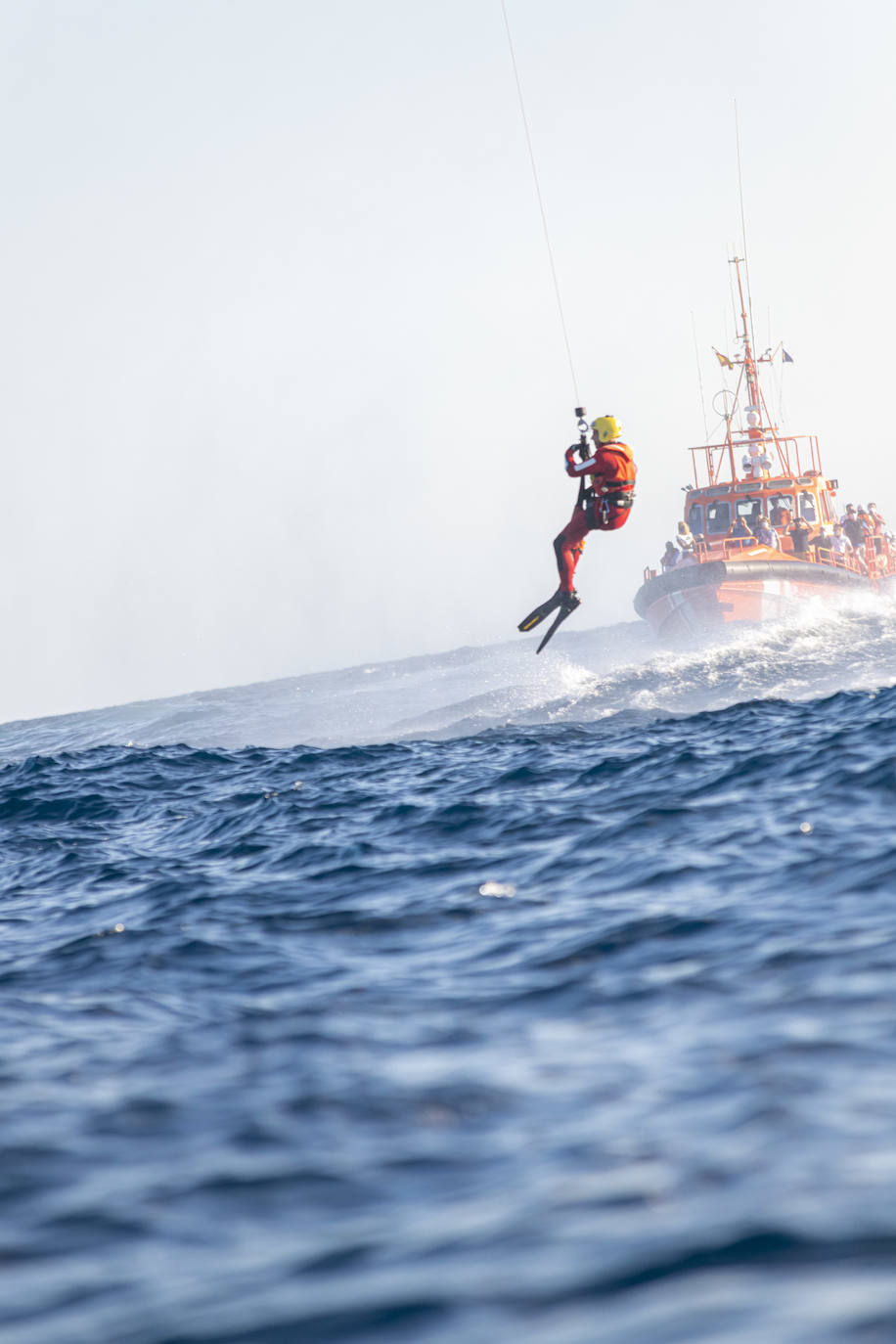 Fotos: Simulacro de un accidente de actividad subacuática en Cabo de Palos coordinado por Salvamento Marítimo