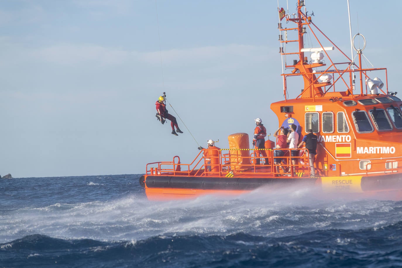 Fotos: Simulacro de un accidente de actividad subacuática en Cabo de Palos coordinado por Salvamento Marítimo