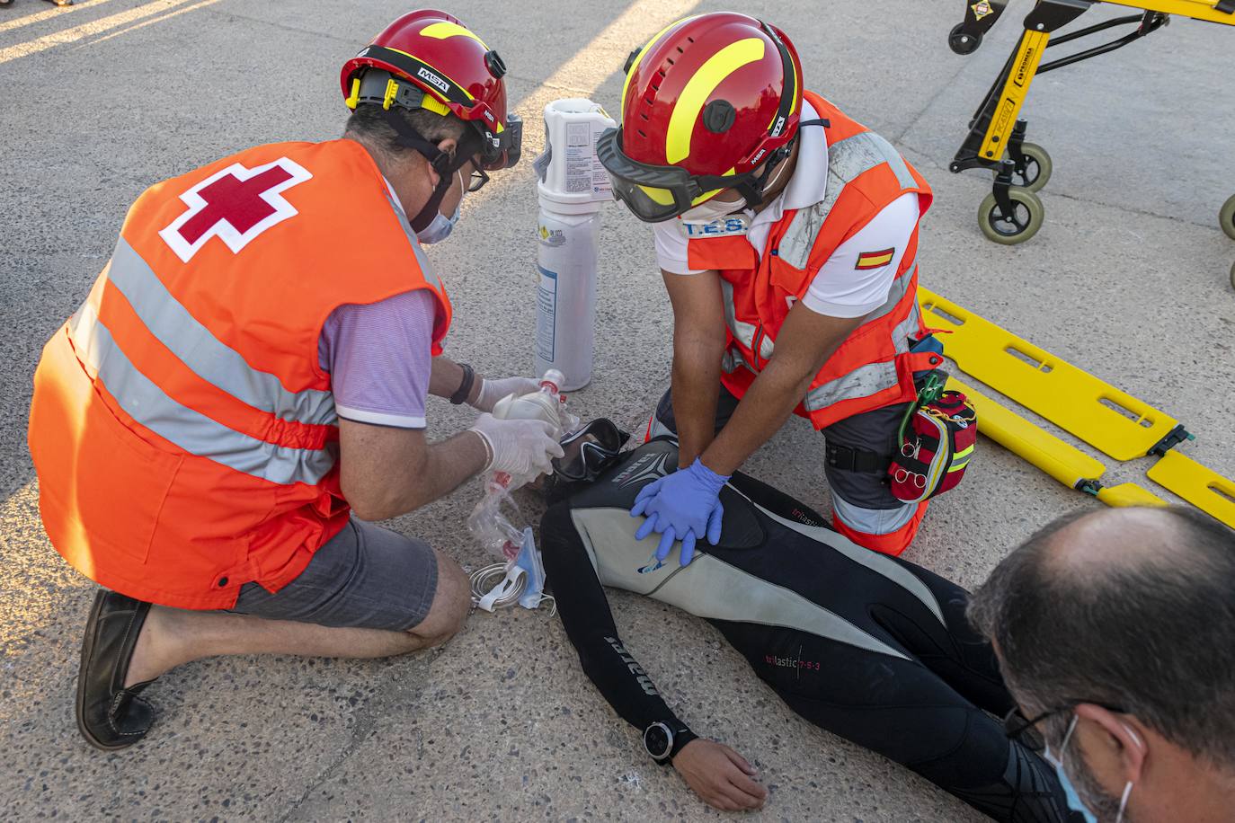 Fotos: Simulacro de un accidente de actividad subacuática en Cabo de Palos coordinado por Salvamento Marítimo