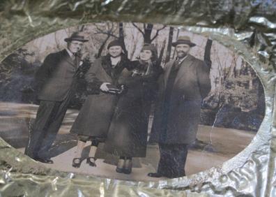 Imagen secundaria 1 - Un ejemplar de LA VERDAD. Rocío, bibliotecaria de la casa museo de Juan Ramón, mostrando el único ejemplar de LA VERDAD que se conserva en su archivo personal, del 2 de mayo de 1926. | Retratados en Madrid. Juan Guerrero, Zenobia Camprubí, la recitadora Dalia Íñiguez y Juan Ramón, en Madrid en 1934.