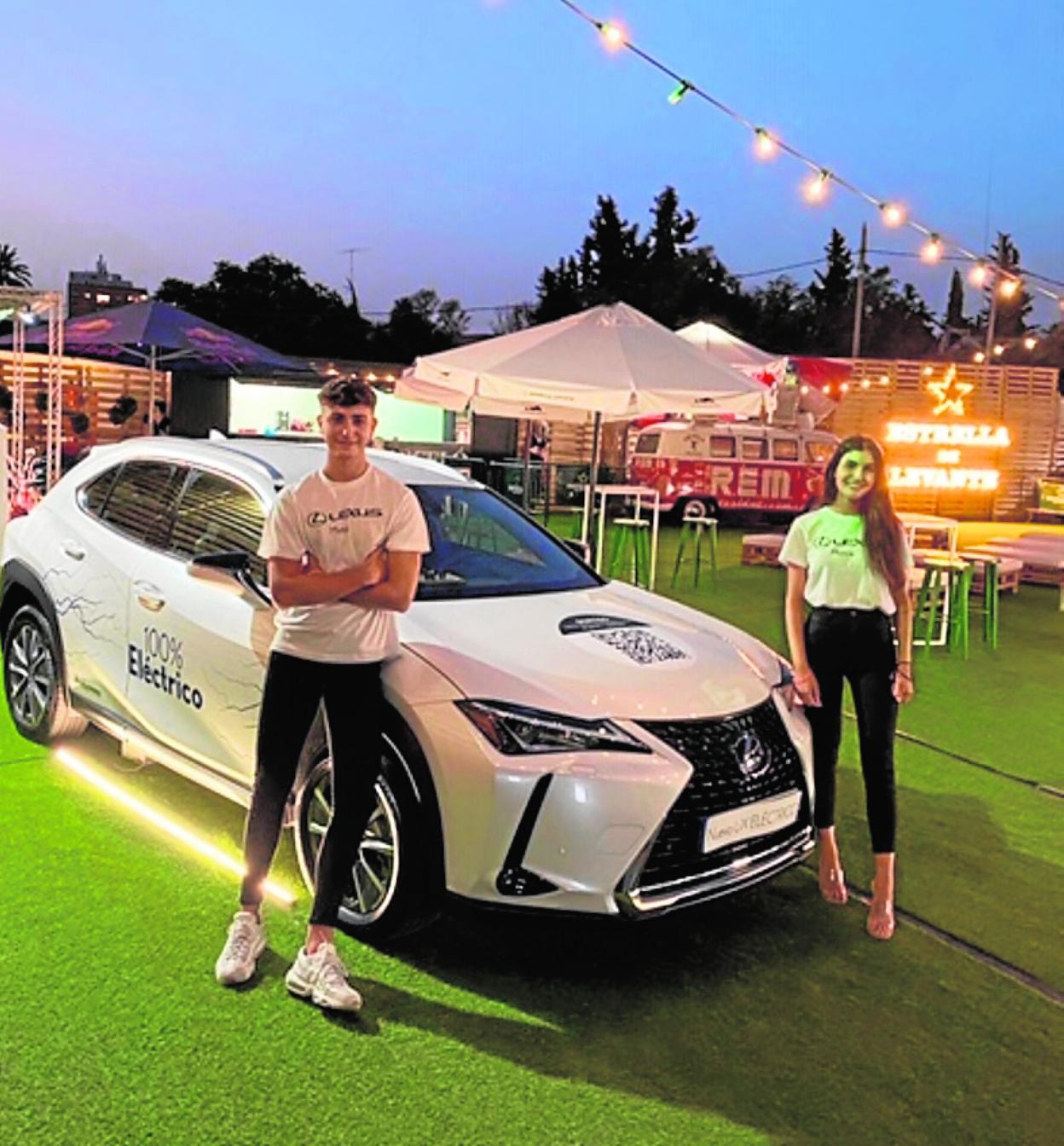 El nuevo UX 300e ha estado expuesto con motivo de algunos de losmejores conciertos que se han desarrollado en Las Noches del Malecón.