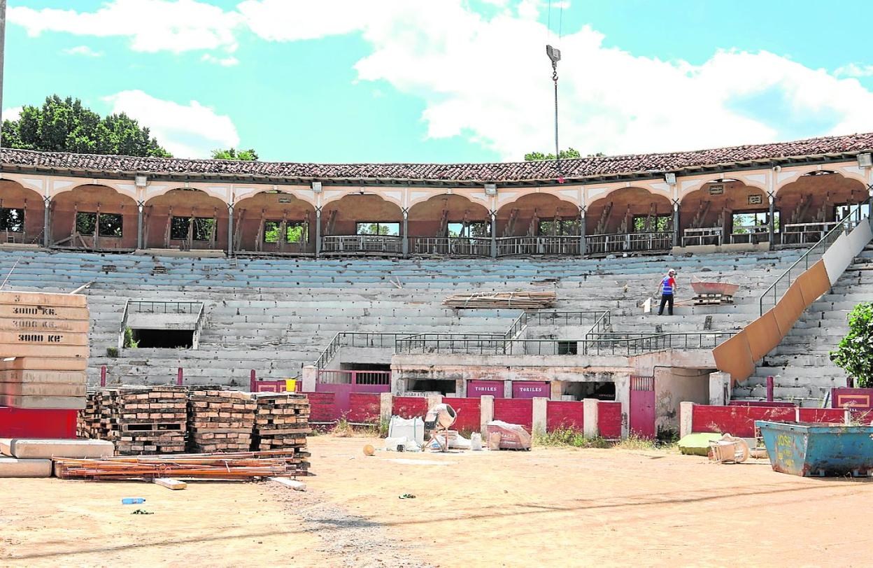 Interior de la plaza de toros durante las obras de remodelación, en una imagen de archivo.