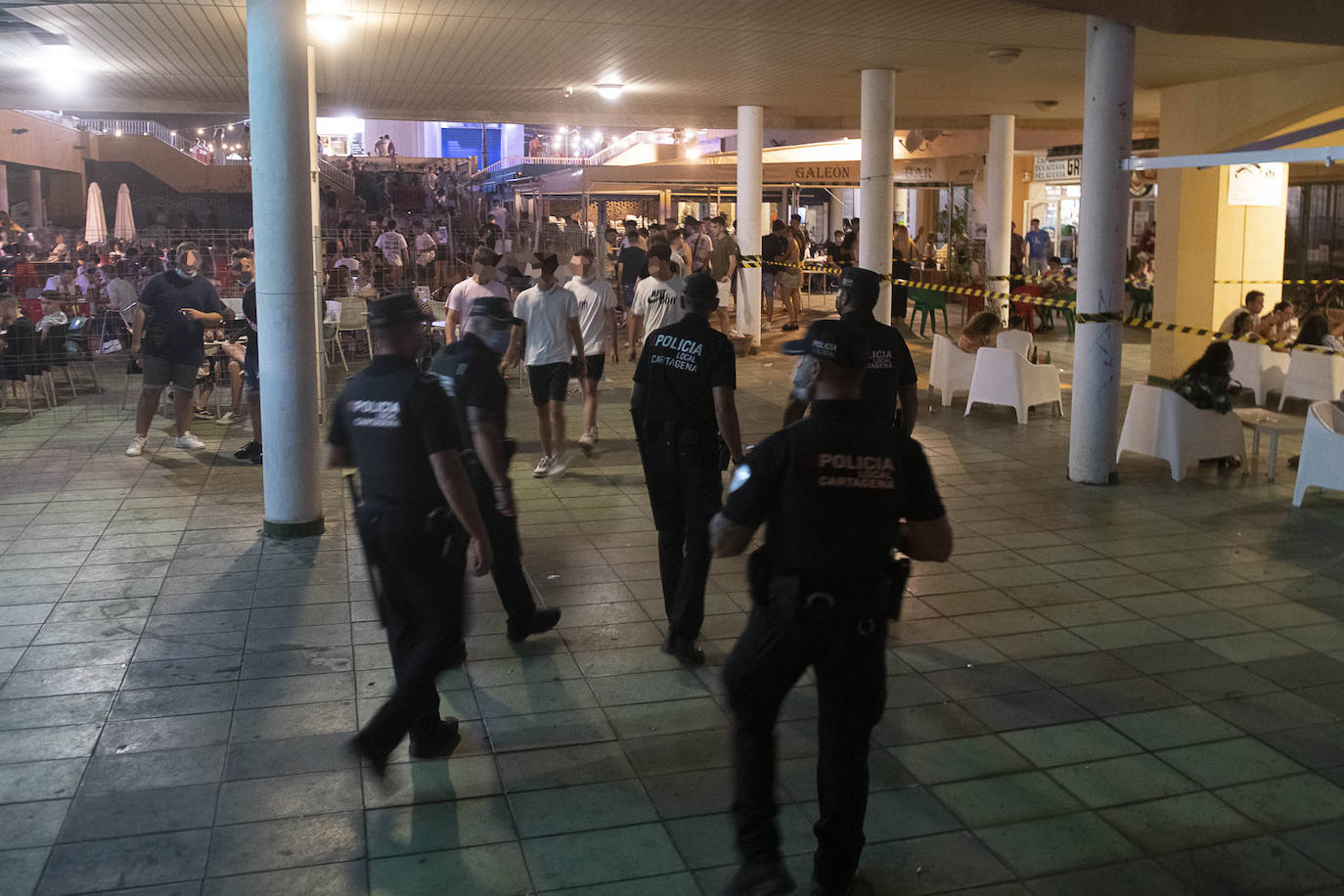 Fotos: Terrazas a rebosar en Cabo de Palos pese al aumento del dispositivo policial