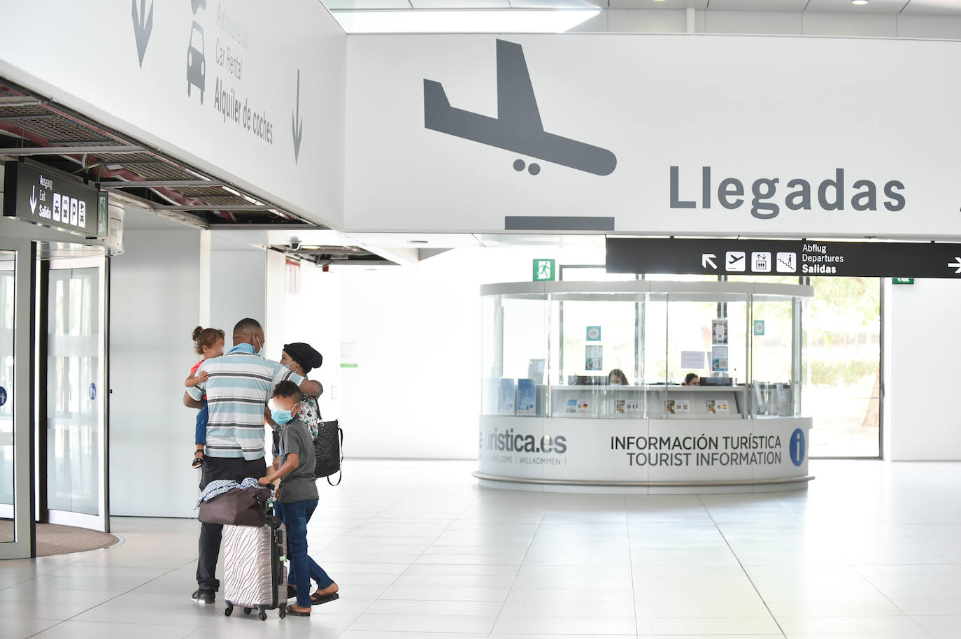Fotos: El aeropuerto de la Región busca nuevas rutas con Madrid, Galicia, Francia y Alemania