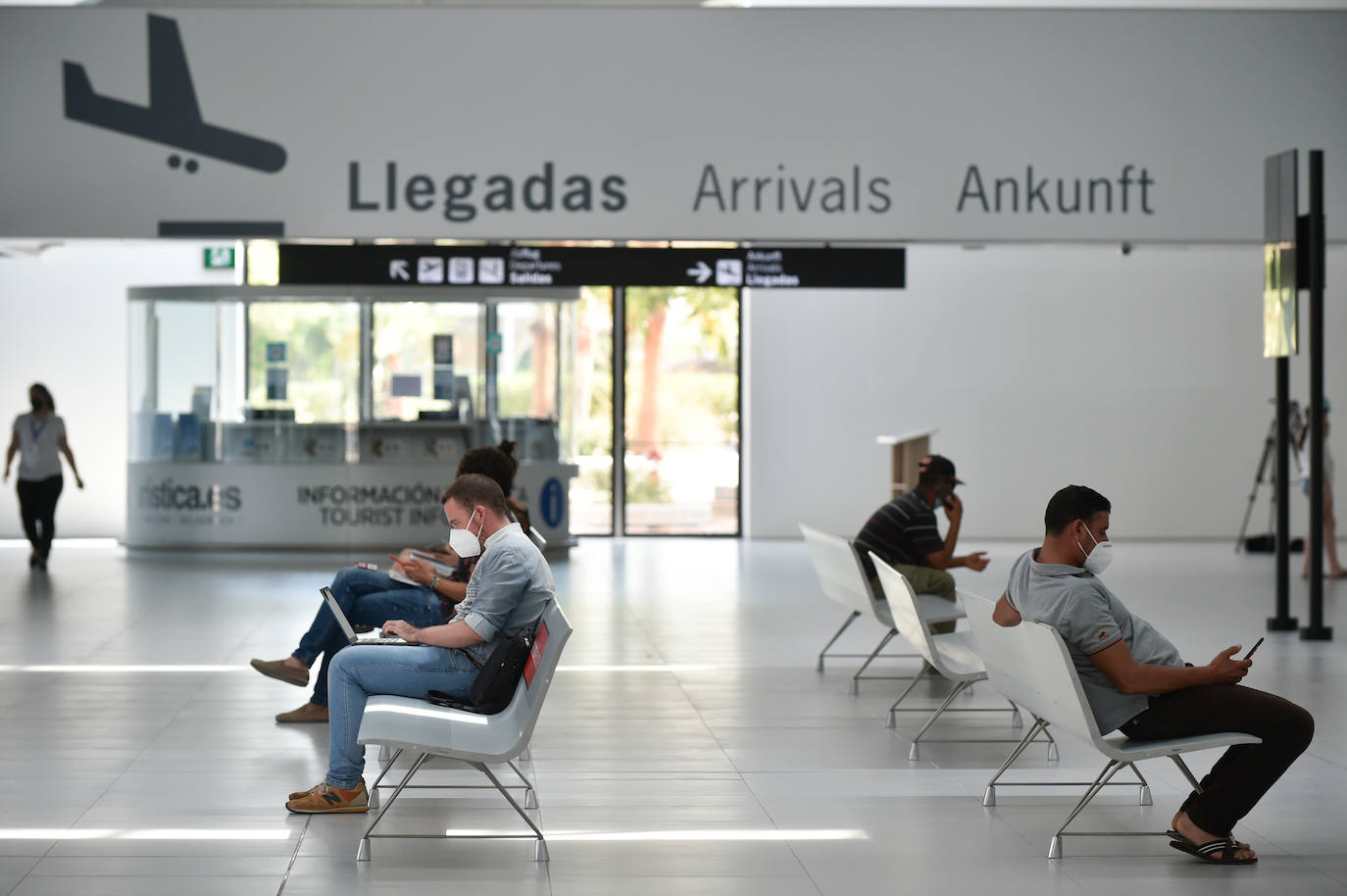 Fotos: El aeropuerto de la Región busca nuevas rutas con Madrid, Galicia, Francia y Alemania