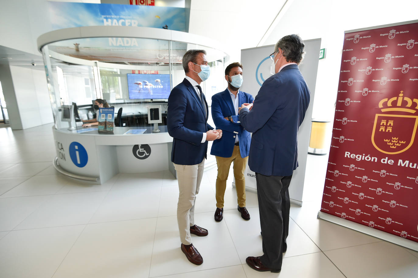 Fotos: El aeropuerto de la Región busca nuevas rutas con Madrid, Galicia, Francia y Alemania