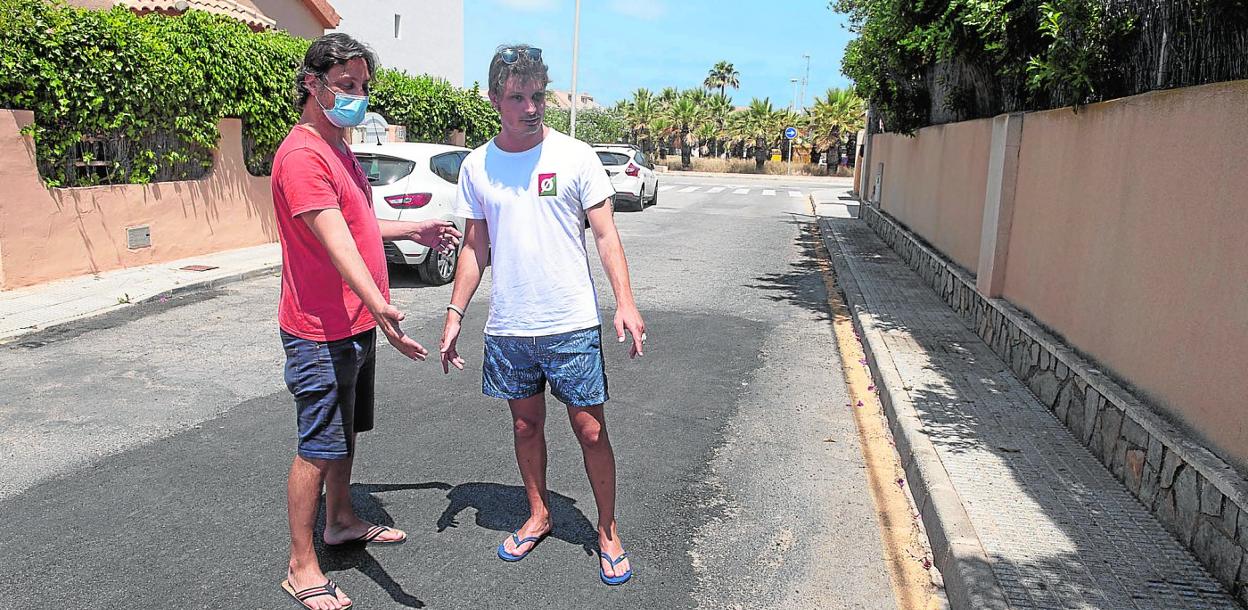Jaime y Óscar Mata, ayer en el lugar junto a la Plaza de las Galeotas de Cabo de Palos, donde denuncian que fueron agredidos. 
