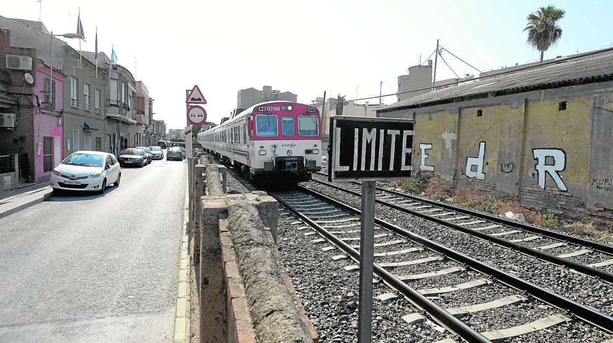 Un cercanías a su paso por la zona de Barriomar, cuyas obras de soterramiento siguen sin fecha cierta ante la falta de acuerdo con los hacendados para el desvío de las acequias. 