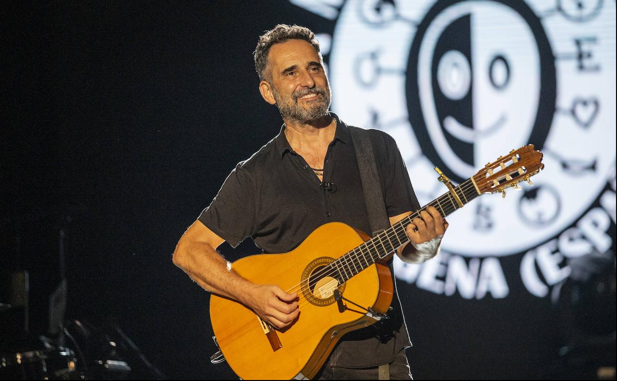 Jorge Drexler, este lunes, durante su actuación em el Auditorio 'Paco Martín' del Parque Torres.