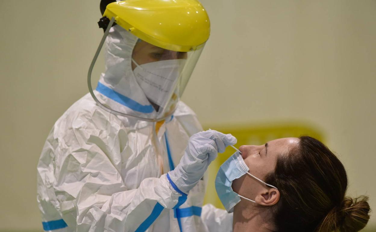 Un sanitario realiza una prueba PCR en Caravaca, en una fotografía de archivo.