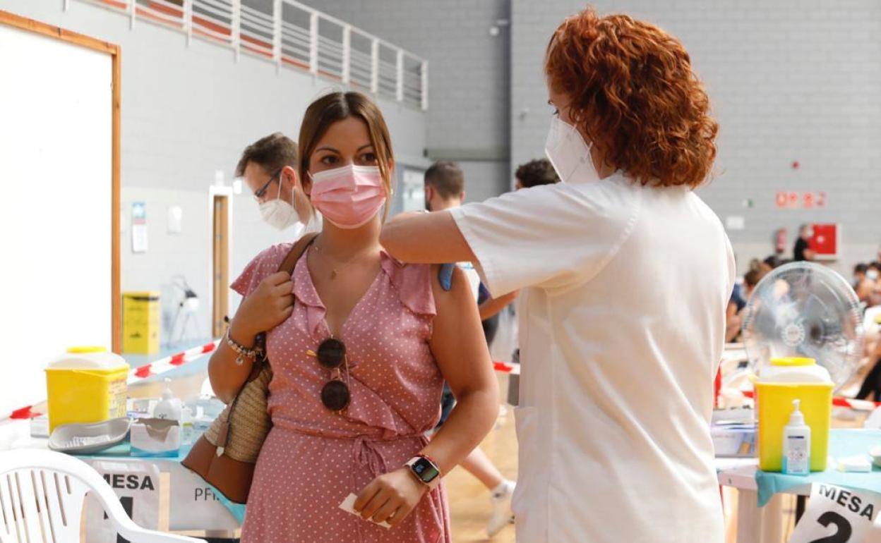 Una joven lorquina recibiendo la primera dosis de la vacuna contra la Covid-19. 