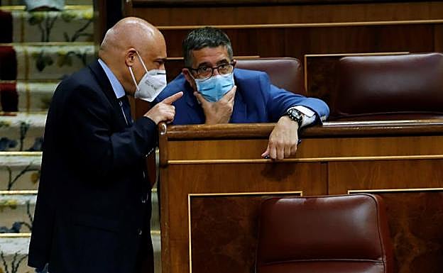 Los socialistas Rafael Simancas y Patxi López, en el intenso pleno de este miércoles en el Congreso. 