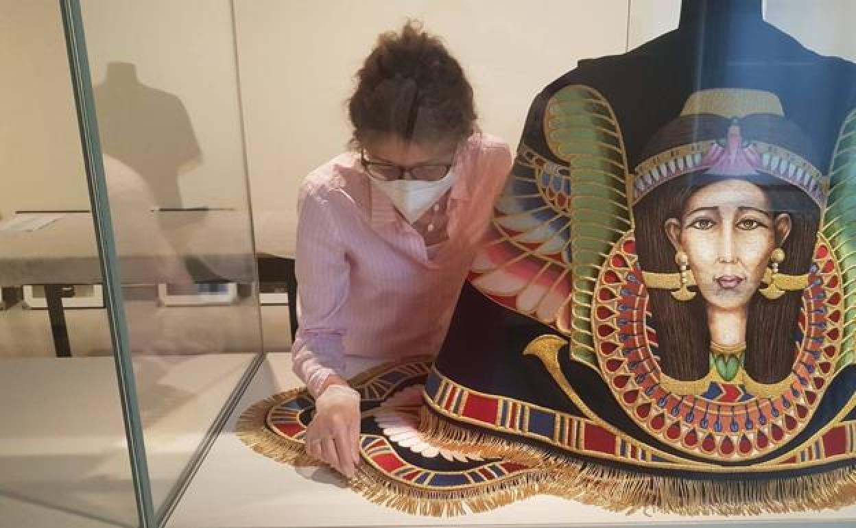 Personal del Museo de las Culturas Europeas de Berlín coloca la capeta de la diosa Hathor en una vitrina para la exposición. 