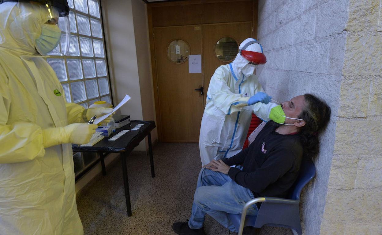 Un sanitario realiza un test de antígenos en el hospital Morales Meseguer, en una imagen de archivo.