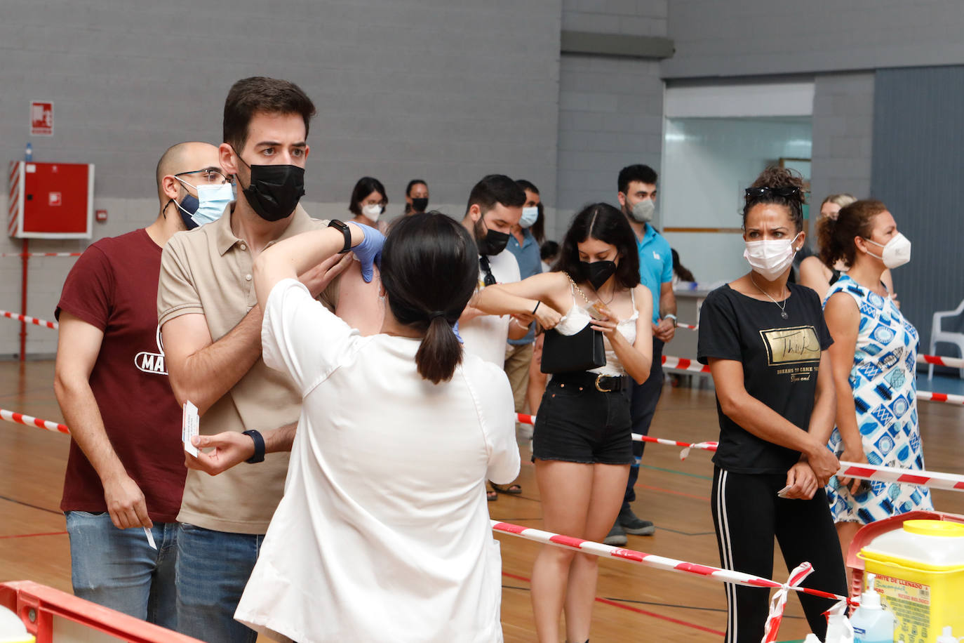 Fotos: Los jóvenes de Lorca se inmunizan contra la Covid