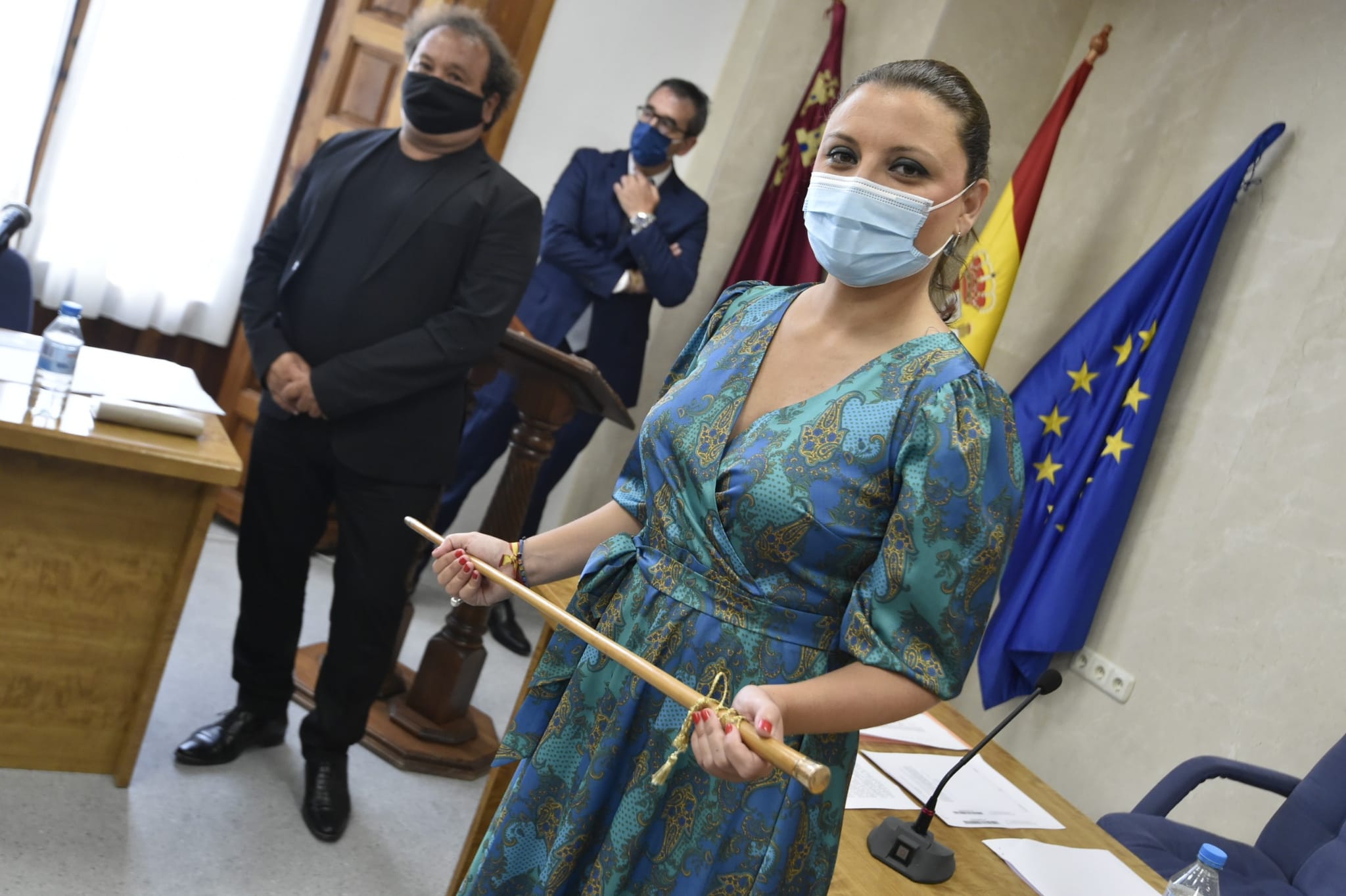 Cati Herrero, este viernes, con el bastón de mando de Fortuna. Al fondo, Tomás Bernal, el exconcejal del PSOE que ha apoyado la moción de censura. 