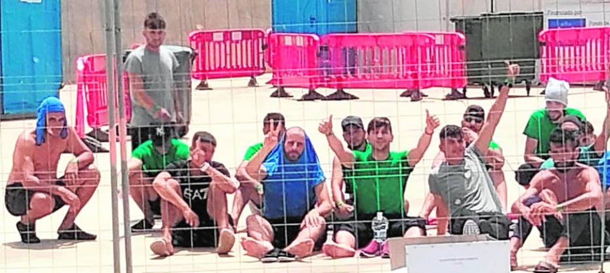 Sentada de algunos de los jóvenes acogidos en el CATE de Escombreras para reclamar pizza para comer.